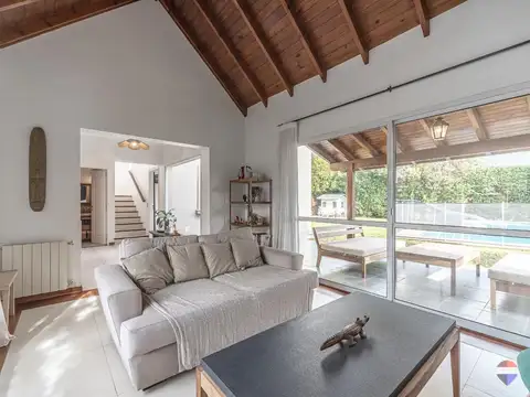 Casa 4 ambientes con 2 baños