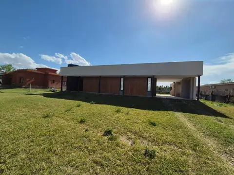 Venta casa 3 dormitorios, nivel gerencial, B° Plaza Pueblo, Cipolletti