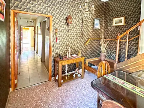 CASA EN 2 PLANTAS 6 AMBIENTES CON PILETA Y QUINCHO