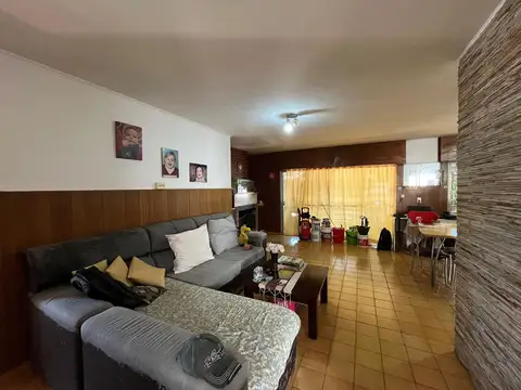 Casa 6 ambientes con 2 baños