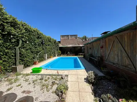 VENTA - Casa en plata alta de 3 dormitorios   galpón con jardín. Barrio Las Delicias, Rosario.