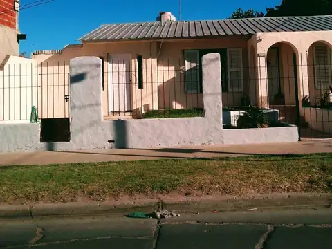Casa en venta - 3 Dormitorios 2 Baños - Departamento - 409Mts2 - Moreno
