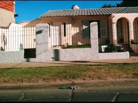 Casa 10 ambientes con 4 baños