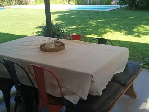 Casa en Alquiler con 2 cocheras