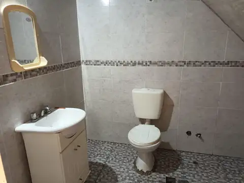 Depto Tipo Casa en Alquiler en Lomas del Mirador, $ 700.000