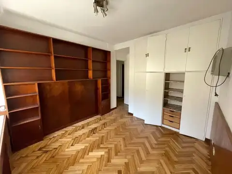 Amplio Departamento de 6 Ambientes con Dependencia y Balcón al Frente en Recoleta