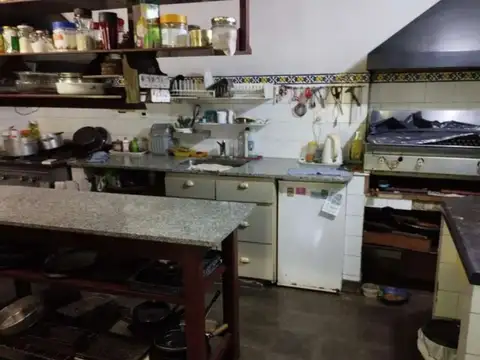 MORON - ZONA UNIVERSIDAD - APTO CREDITO - CASA 4 AMB. + FONDO LIBRE 350 m2 + GARAGE - OPORTUNIDAD !