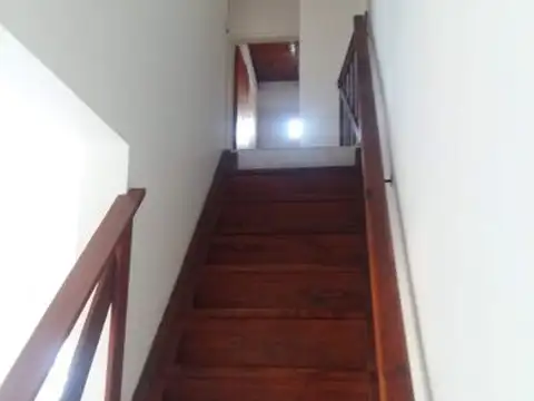 Duplex en alquiler Barrio Parque Field. 2 dormitorios + cochera + patio