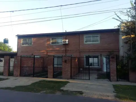 Duplex en alquiler barrio parque field. 2 dormitorios + cochera + patio