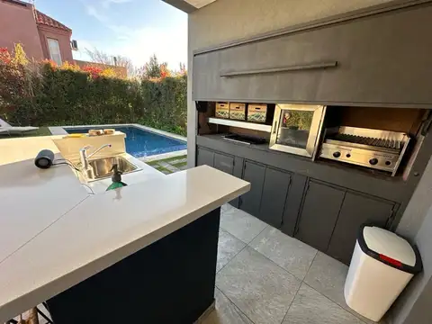 Casa 5 ambientes con 4 baños