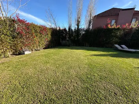 Casa 5 ambientes con 4 baños