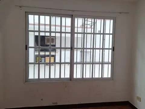 ALQUILER CASA ESQUINA EN VILLA NUEVA,GUAYMALLEN. 4 DORMITORIOS,2 BAÑOS,COCHERAS,PATIO