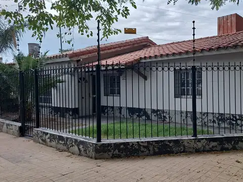 ALQUILER CASA ESQUINA EN VILLA NUEVA,GUAYMALLEN. 4 DORMITORIOS,2 BAÑOS,COCHERAS,PATIO