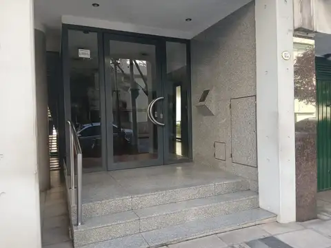GUAYAQUIL 100  - Exclusivo semipiso de 4 ambientes al frente con cochera y baulera