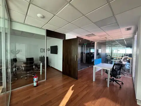 Oficina 10 ambientes con 2 baños