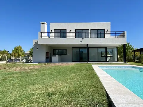 Casa en Naudir Aguas Privadas a la laguna en venta - Con Piscina