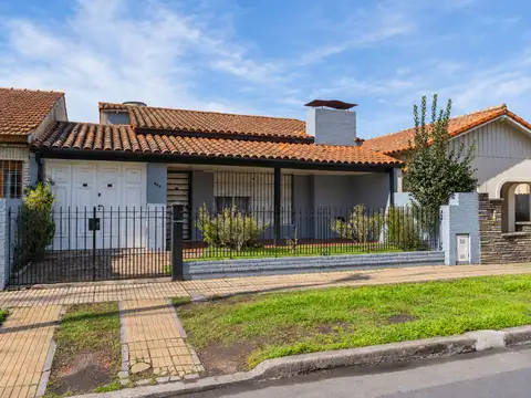 Casa 5 ambientes venta en Adrogué con departamento