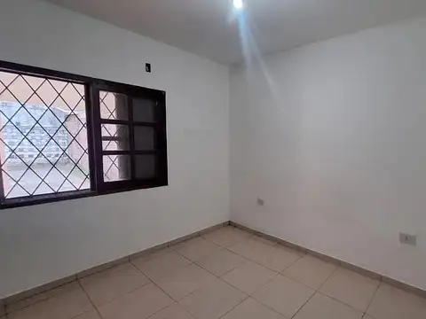 Casa en Venta! a mts. de Av. Rivadavia