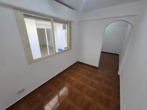 Departamento de dos ambientes y medio en planta baja. Uso Profesional.
