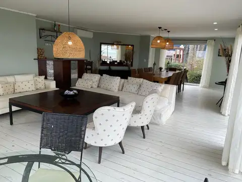 Casa 7 ambientes con 4 baños