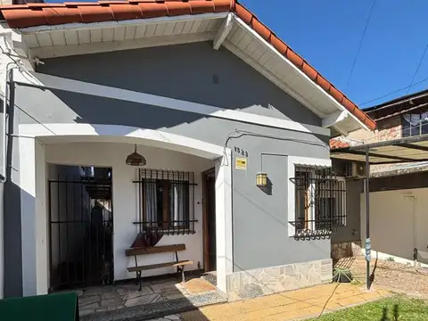 VENTA CASA 3 AMBIENTES LOTE PROPIO COCHERA PATIO