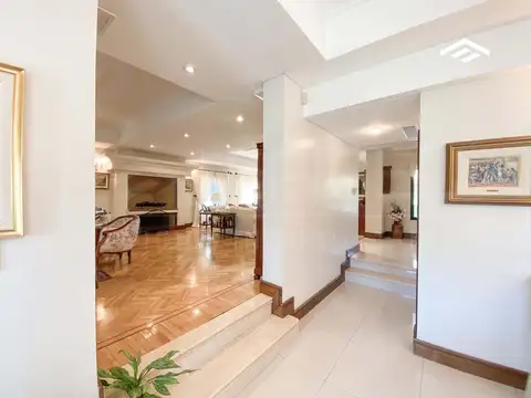 Casa en Venta con 2 cocheras