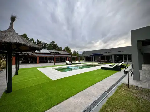 Casa en Venta con 4 cocheras