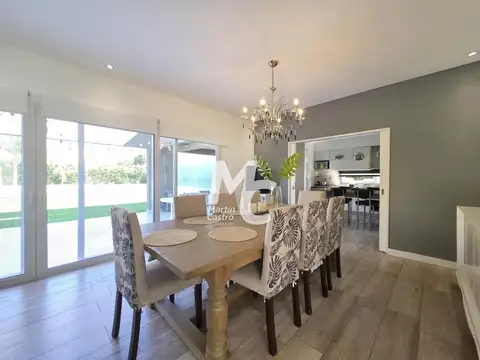Casa en Venta con 3 cocheras