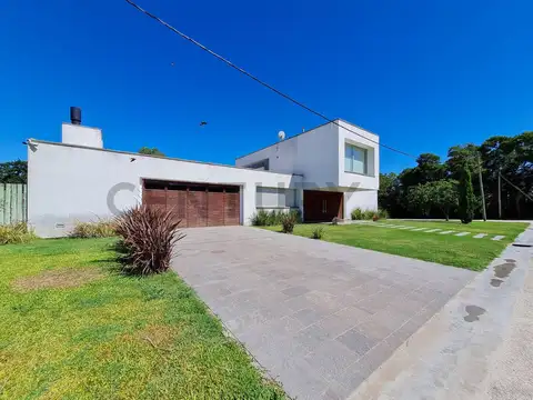 Casa en Venta con 4 cocheras