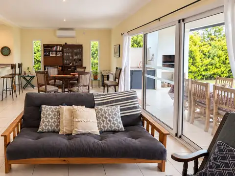 Casa 4 ambientes con 2 baños