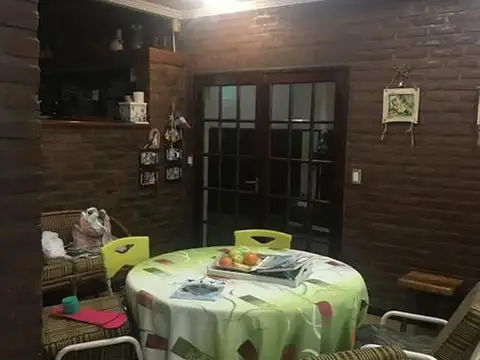 Casa 5 ambientes con 4 baños