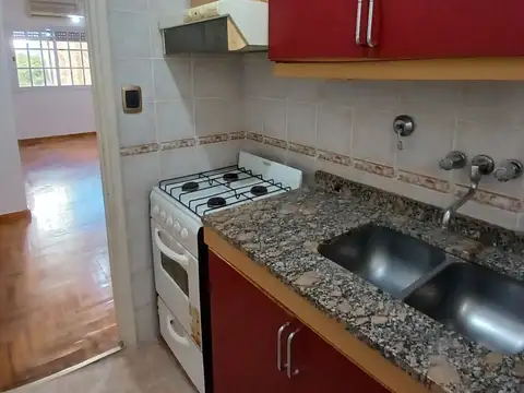 Monoambiente Contra frente. Luminoso. Todo refaccionado. Impecable estado. Recién pintado