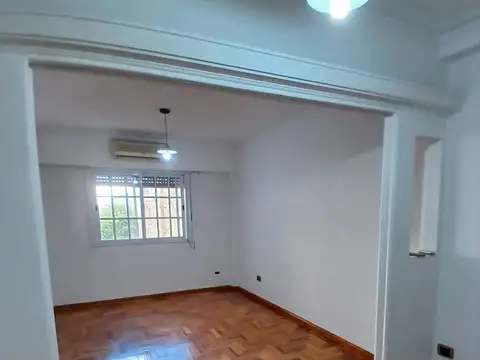 Monoambiente Contra frente. Luminoso. Todo refaccionado. Impecable estado. Recién pintado