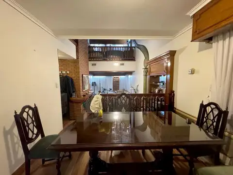 Casa 8 ambientes con 2 baños