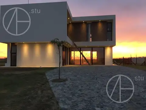 Casa en venta con 4 dormitorios al lago en Acacias