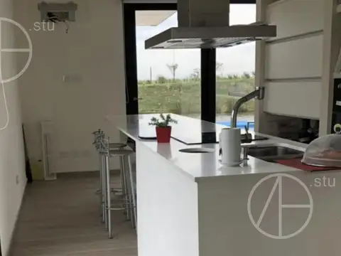 Casa en Alquiler con 2 cocheras