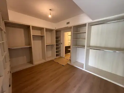 Casa en Alquiler con 2 cocheras