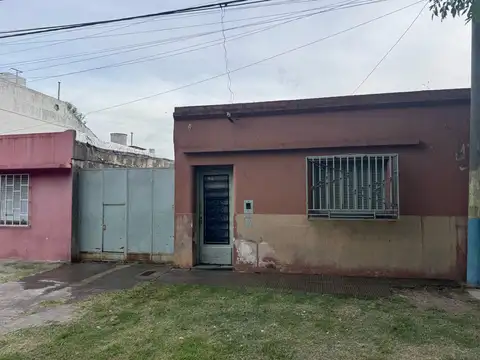 Casa con gran terreno - Ideal para Galpón, cerca de Avenidas - Barrio Triangulo