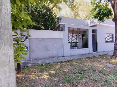 Venta casa 3 ambientes con cochera y patio en Wilde