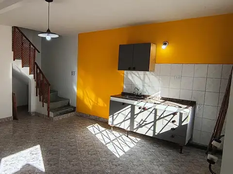 Depto Tipo Casa en Alquiler de 3 ambientes