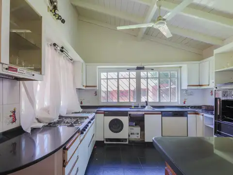 Casa en lote de 1.854 m² con gran parque, pileta, oficina y unidad adicional – Don Torcuato