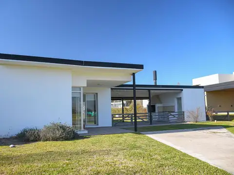 Casa en Venta con Pileta en La Carolina Golf y Country Club