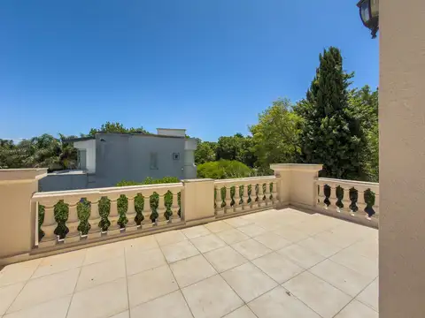 Casa en venta en Abril Club de campo con vista al golf y piscina climatizada