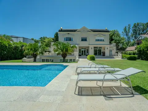 Casa en venta en Abril Club de campo con vista al golf y piscina climatizada