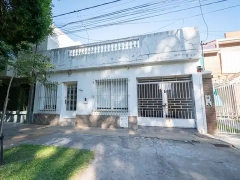 2 dorm, cochera, patio y quincho en B° Roma