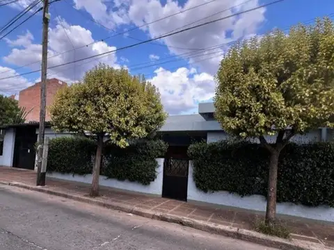 AMPLIA CASA 3 DORMITORIOS A METROS DE DUARTE QUIROS