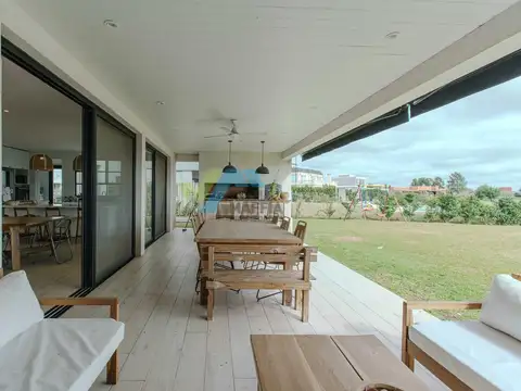 Casa 5 ambientes con 2 baños