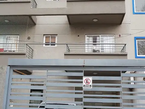 EXCELENTE Y SUPER LUMINOSO DEPARTAMENTO DE 2 AMBIENTES CON BALCON, EN PLENO CENTRO DE CASEROS.