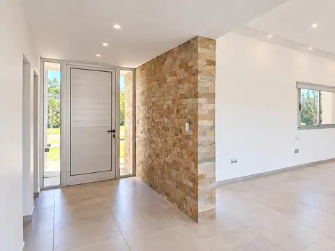 Casa en Alquiler en Puerto Roldan, USD 1.900