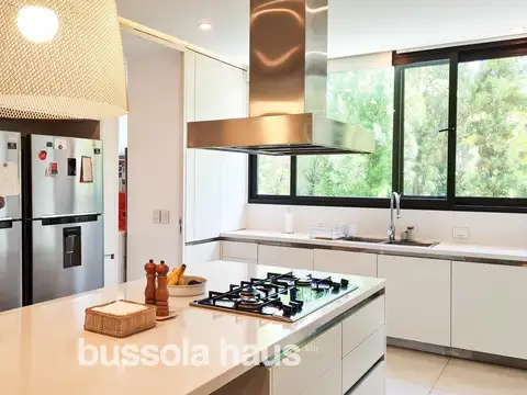 Casa 8 ambientes con 4 baños
